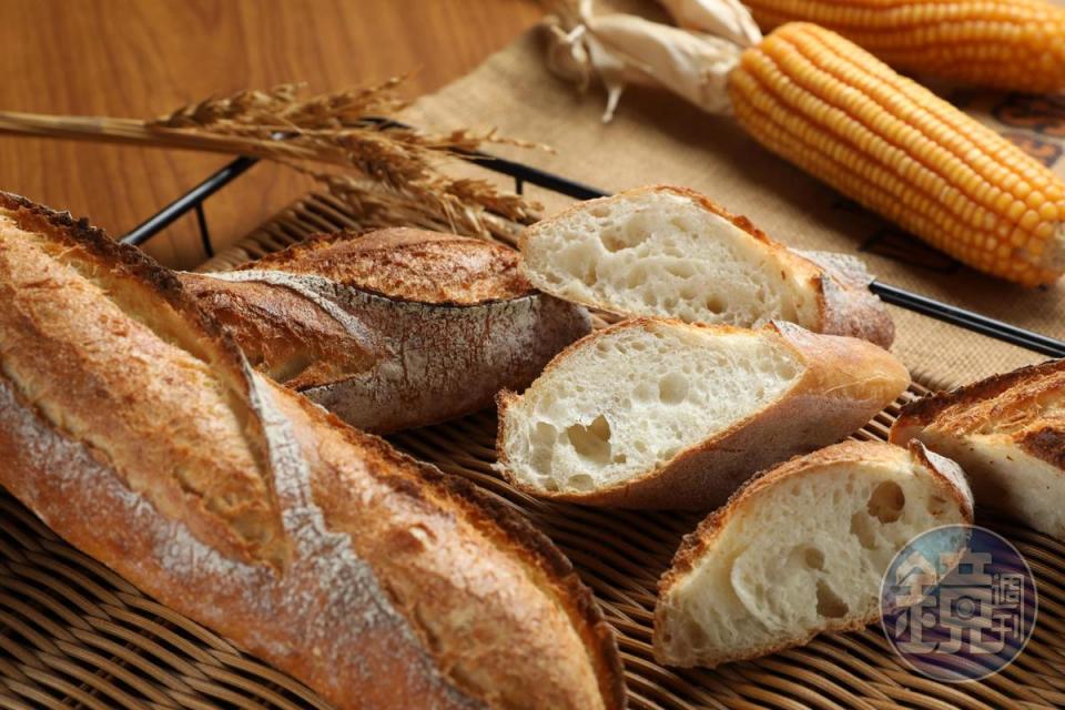 「原味魯邦麵包」是以自家培養的魯邦菌發酵16小時的法棍。（48元／個）