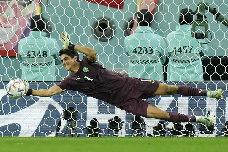 El arquero marroquí Yassine Bounou le ataja el paenal a Sergio Busquets