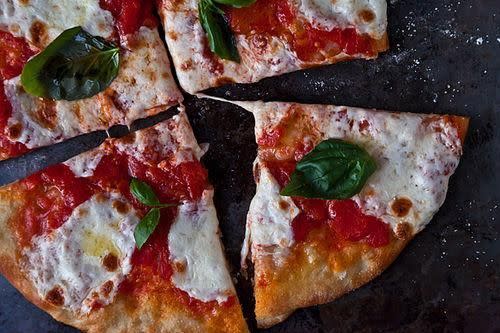 No-Knead Homemade Margherita Pizza