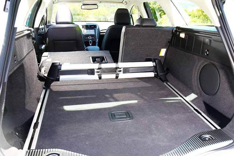 Mondeo Wagon標準車型便已附贈管理套件組，包含有滑軌、掛勾及隔板，對於物品置放與管理有相當大的助益