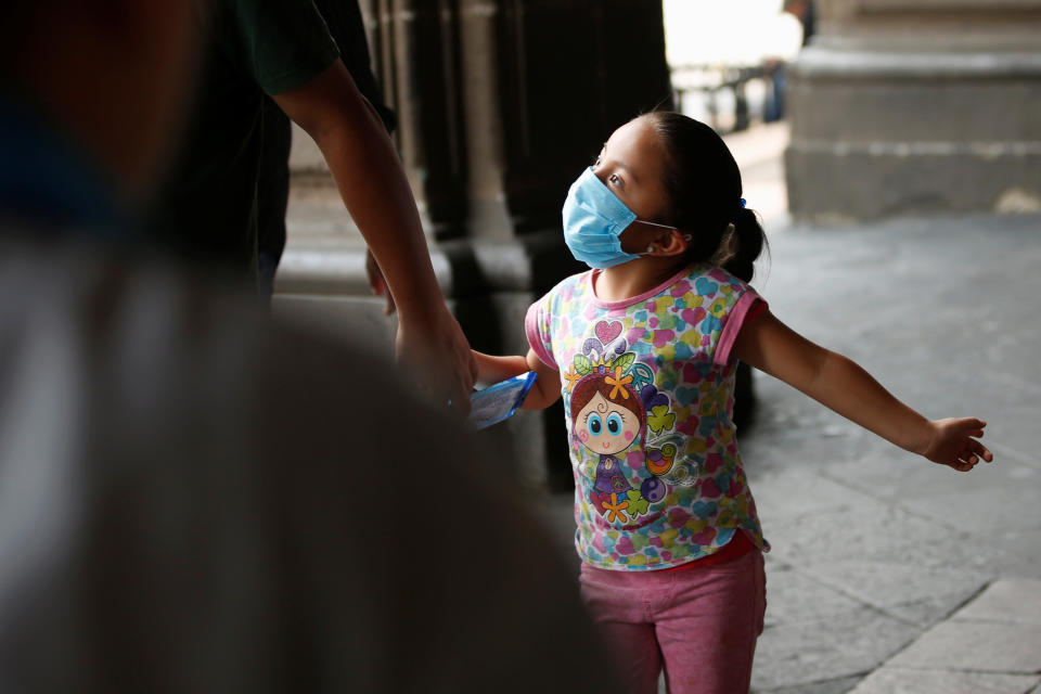 Un niño usa una máscara quirúrgica debido a los elevados niveles de contaminación durante el smog en la Ciudad de México, México, 16 de mayo de 2019. REUTERS/Carlos Jasso