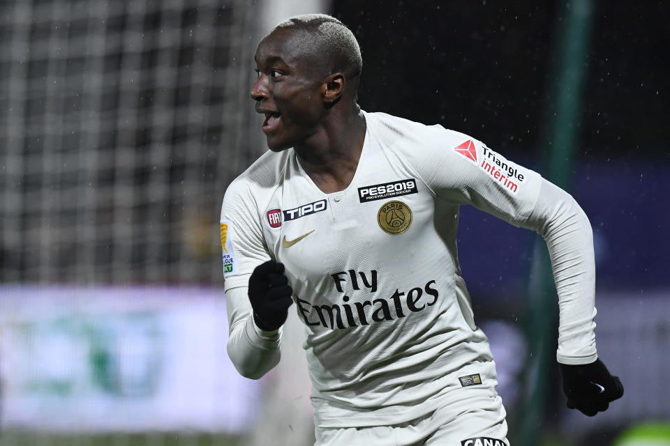 Moussa Diaby fête son but face au PSG