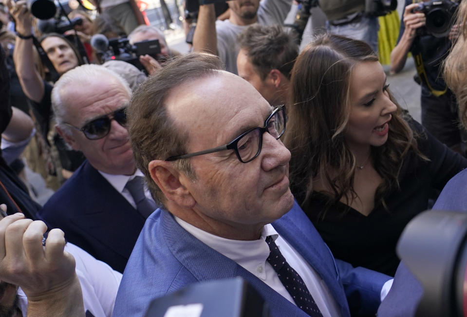 El actor Kevin Spacey llega al Tribunal de Magistrados de Westminster en Londres, el jueves 16 de junio de 2022. Spacey comparecía tras ser acusado de delitos sexuales por tres hombres. (AP Foto/Alberto Pezzali)