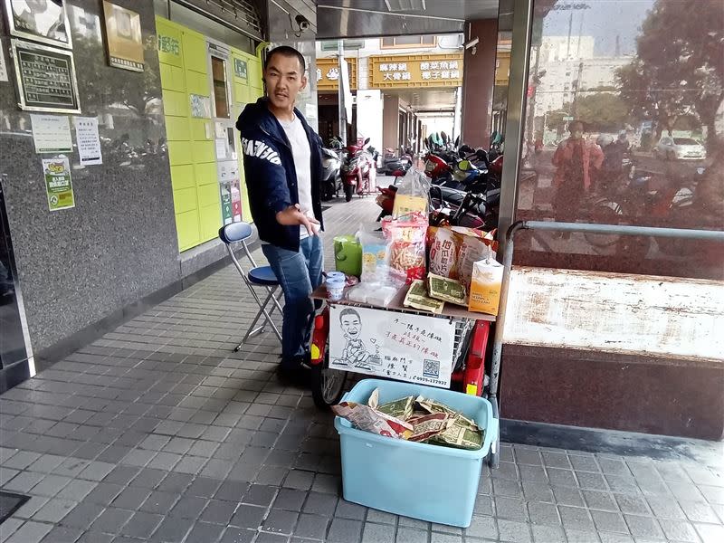 陳賢騎著三輪車，在高雄地點擺攤做生意。（圖／翻攝腦麻鬥士陳賢臉書）