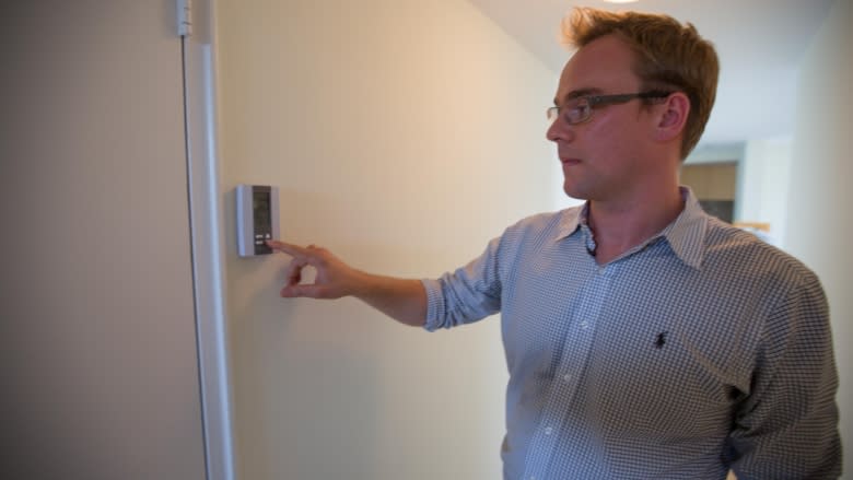 Ombudsman to investigate Toronto's heating bylaw after landlords turn off AC amid rising temperatures