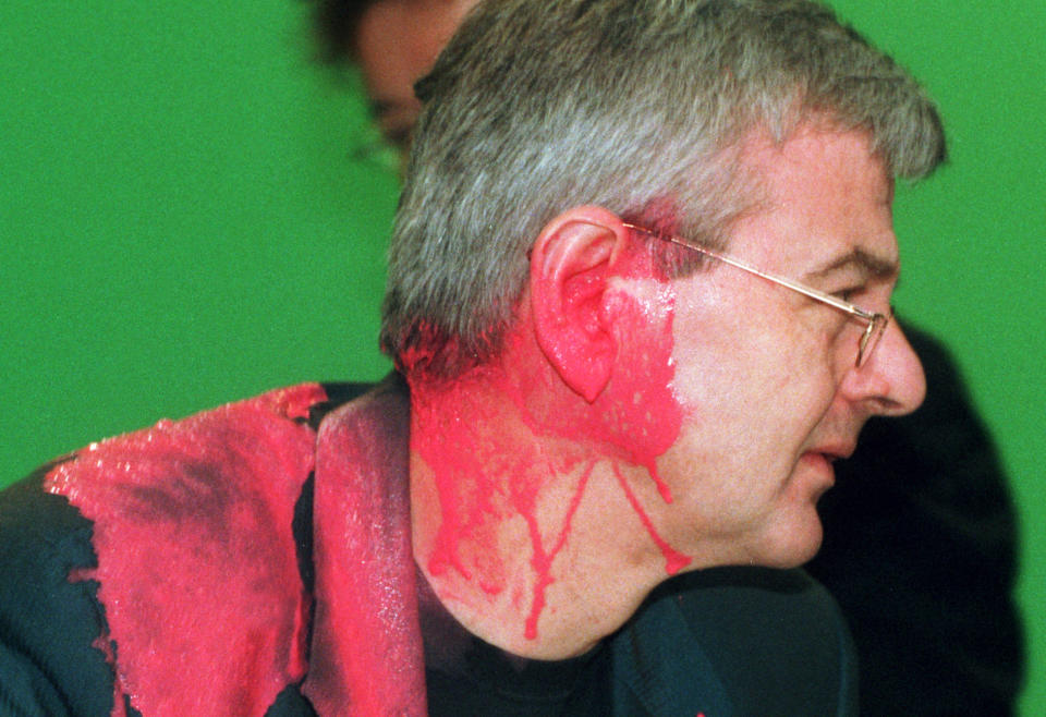 Joschka Fischer wurde 1999 auf dem Sonderparteitag der Grünen zum Kosovo-Krieg Opfer einer Farbbeutel-Attacke (Bild: Bernd Thissen/dpa)