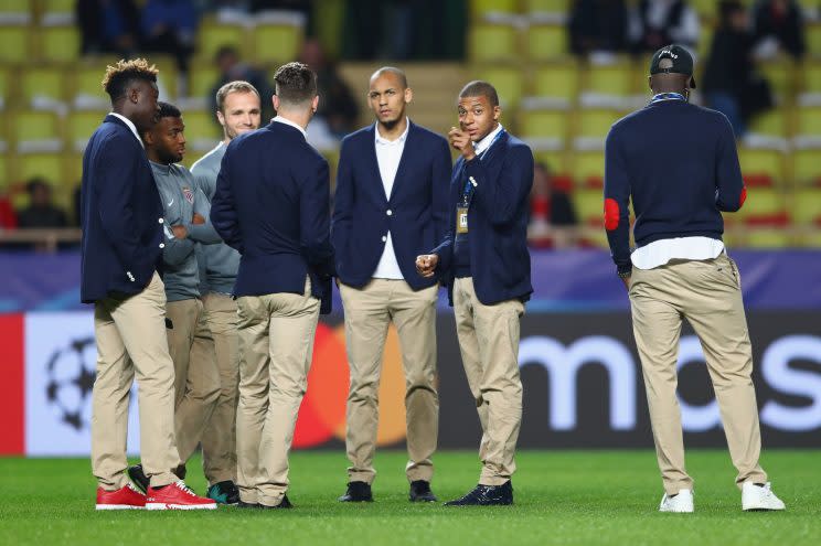 <p>Lemar, Germain, Fabinho, Mbappé et certains de leurs coéquipiers viennent reconnaître le terrain avant le début du match. (Photo Getty)</p>