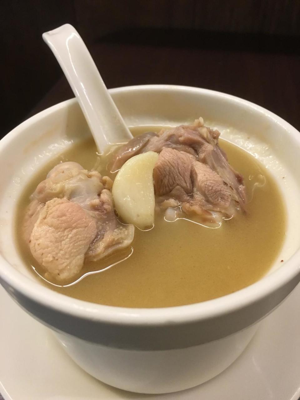 「蒜頭煲雞湯」的湯頭甘美黏嘴，土雞腿肉有咬勁，整顆的蒜仁鬆綿不帶嗆味。（200元／小份）