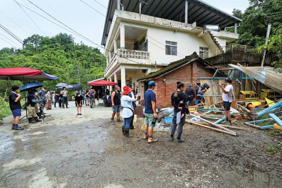 位於山區的獨棟房舍主景腹地寬廣，可以搭建雞舍養雞、種玉米。（伯樂影業提供）