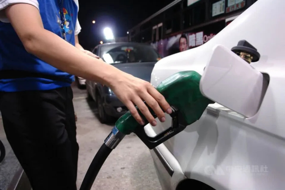 按照中油浮動油價公式，預估14日零時起，國內汽、柴油每公升零售價各調升新台幣1.2、1.4元。（中央社檔案照片）