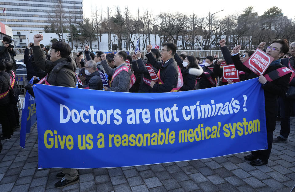 25日南韓眾多醫生們在首爾總統府附近舉行集會，反對政府的醫療政策。（美聯社）