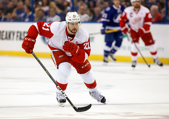 TAMPA, FL - OCTOBER 13: Tomas Tatar #21 of the Detroit Red Wings forechecks against Tampa Bay Lightning during a game at the Amalie Arena on October 13, 2016 in Tampa, Florida. (Photo by Mike Carlson/Getty Images)