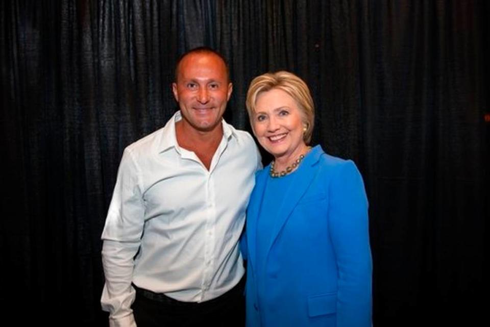 Esta imagen del portal digital del presidente ejecutivo de Allied Wallet, Ahmad Khawaja  lo muestra posando con Hillary Clinton. AP
