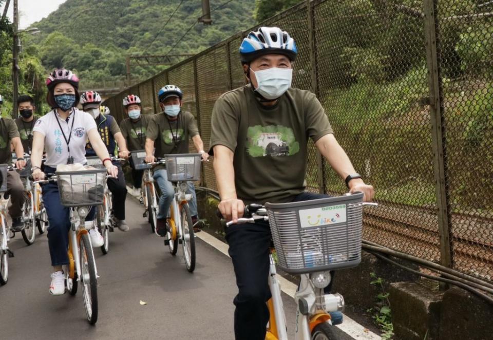 新北市府工務局改造舊三貂嶺及三瓜子鐵路隧道為自行車道，市長侯友宜昨日前往騎乘自行車視察。（記者吳瀛洲攝）