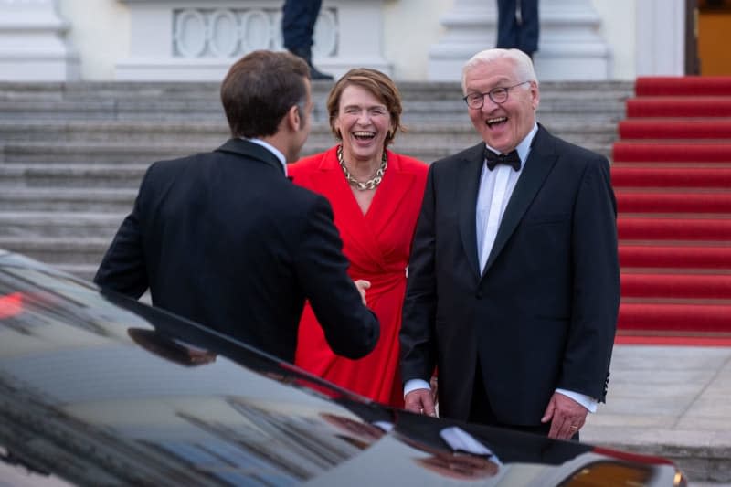 German President Frank-Walter Steinmeier (R) and his wife Elke Buedenbender (C) welcome French President Emmanuel Macron and his wife Brigitte Macron (Not Pictured to the state banquet in honor of the rench President Emmanuel Macron and his wife at Bellevue Palace. Christophe Gateau/dpa