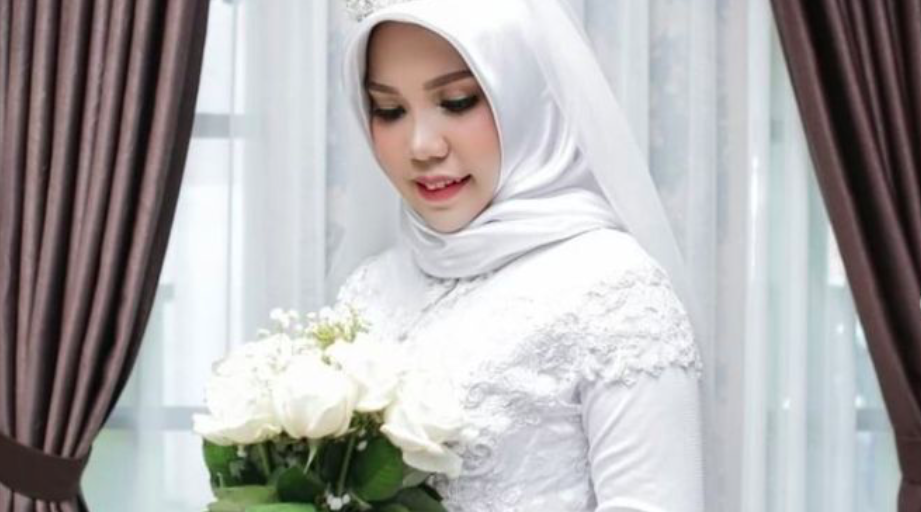 <em>Intan Syari has posed for her wedding pictures alone after her partner was killed in the Lion Air plane crash (Instagram@intansyariii)</em>