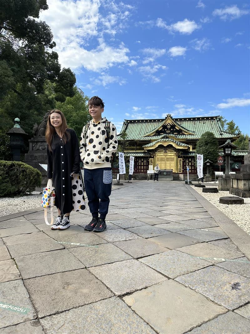蔡阿嘎跟老婆二伯在日本旅遊。（圖／翻攝自蔡阿嘎臉書）