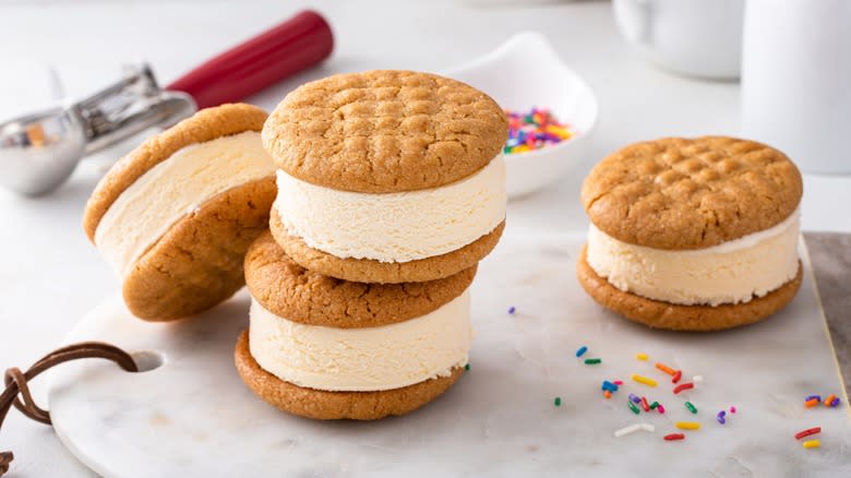 Ice cream sandwich with cookies