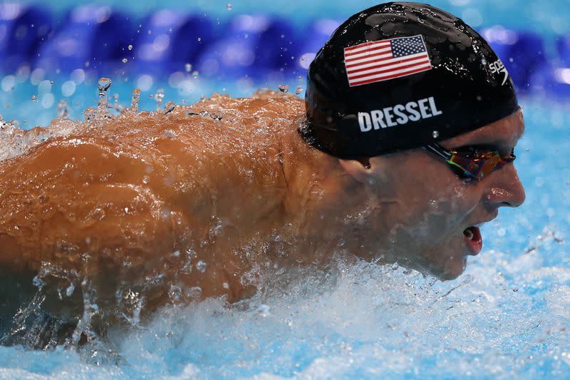 Foto del domingo del estadounidense Caeleb Dressel en la final de la posta de los 4x100 mts medley.