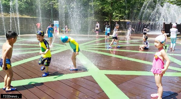 暑假即將開始，「暖暖親水公園」在疫情趨緩之際，也將自十八日起正式開放，歡迎大家一起到暖暖來戲水、消暑。（記者王世明攝）