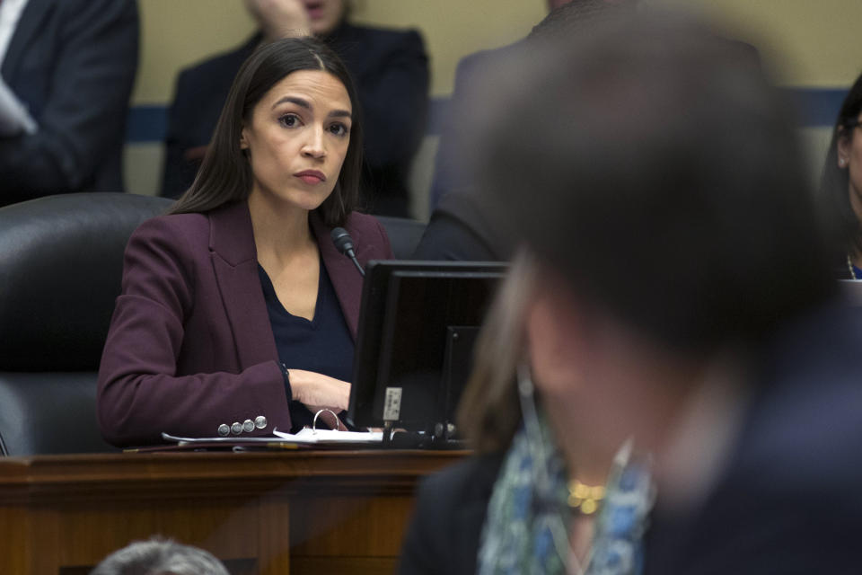 Alexandria Ocasio-Cortez hakte auch mal zu handfesten Themen nach (Bild: AP Photo/Alex Brandon)