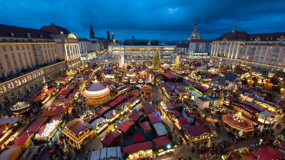 Der Dresdner Striezelmarkt im Jahr 2019. Fast zwei Drittel der Befragten haben sich jüngst dafür ausgesprochen, dass Weihnachtsmärkte in diesem Jahr nicht stattfinden sollten. Die Städte und die Schausteller hoffen aber noch.