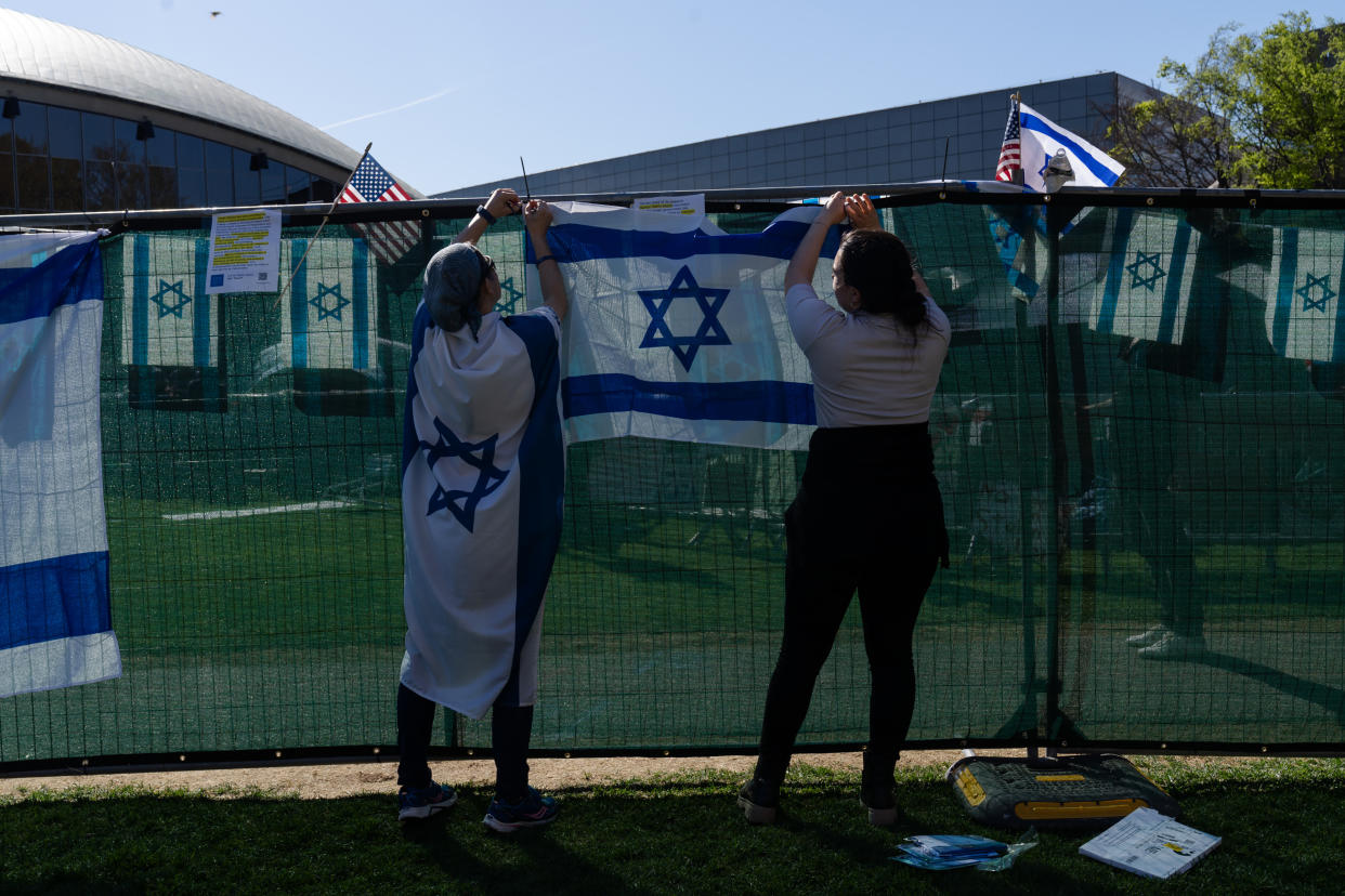 Banderas israelíes cuelgan de una valla para un evento de celebración del día de la independencia de Israel fuera del campamento de Científicos contra el Genocidio, un día después de que estudiantes propalestinos recuperaran el campamento tras un enfrentamiento de horas con la policía en el MIT en Cambridge, Massachusetts, el 7 de mayo de 2024. (Sophie Park/The New York Times)