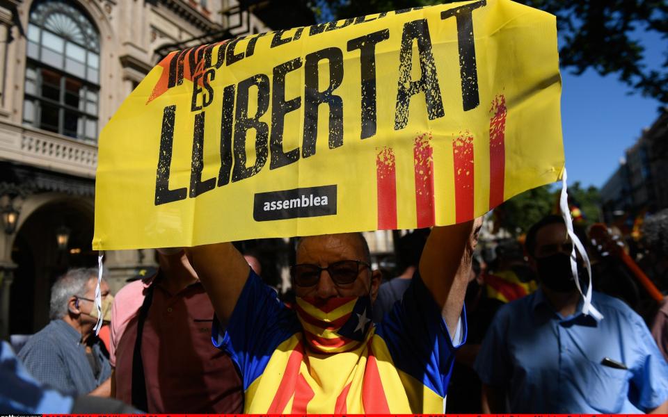 Pro-independence protesters gathered outside the opera house as PM Sanchez was speaking - Anadolu