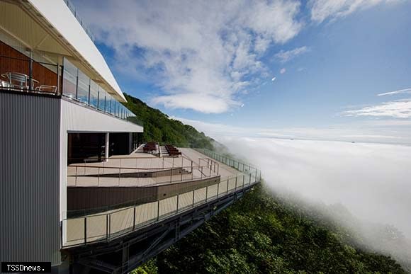 位於TOMAMU山海拔1,088公尺處，夏季最知名的「雲海平台」，今年將於5月11日登場。（圖／湯桂禎國際旅行社提供）