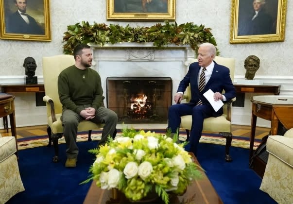 烏克蘭總統澤連斯基(左)近日再訪白宮，卻只獲得美國總統拜登軍援2億美元的承諾。   圖 : 翻攝自空天力量