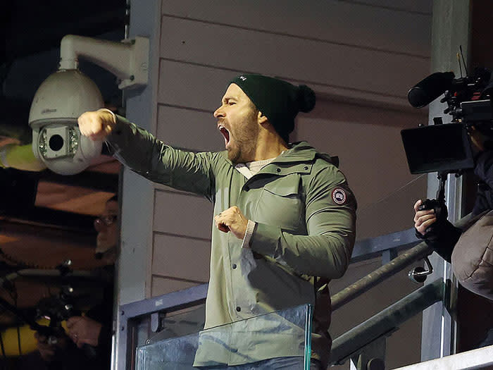 Ryan Reynolds animando en el fútbol 