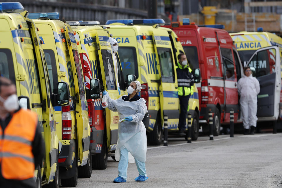 ARCHIVO - En esta imagen del 22 de enero de 2021, más de una docena de ambulancias esperando para entregar a sus pacientes de COVID-19 a los médicos del Hospital Santa Maria en Lisboa. Las autoridades portuguesas levantaron las restricciones de distanciamiento social para que la agotada población pudiera pasar las fiestas con amigos y familiares. Poco después de esas visitas, la pandemia se salió rápidamente de control. (AP Foto/Armando Franca, Archivo)