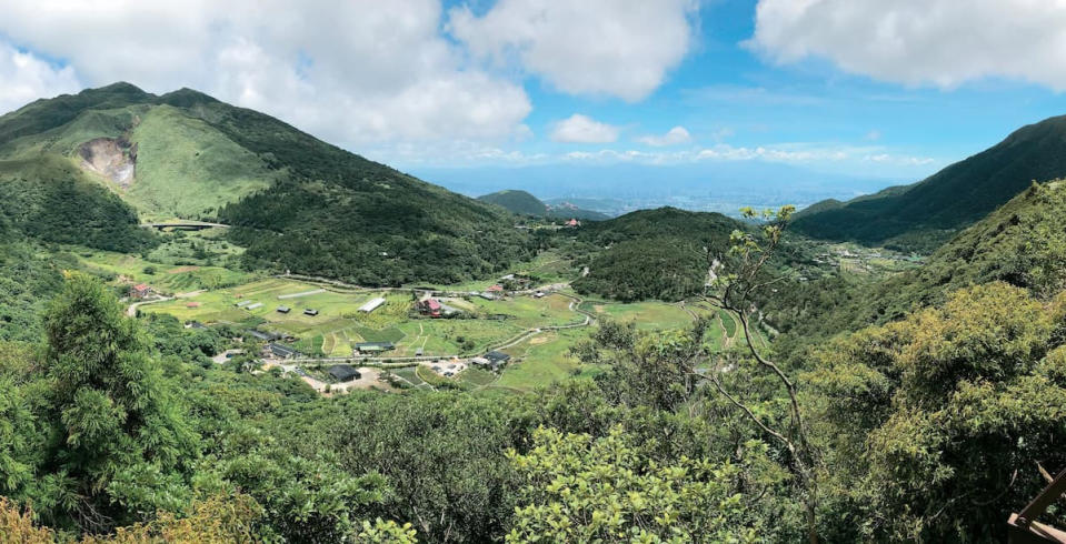 臺北市近年積極推廣綠色旅遊「臺北大縱走」，其中往小油坑路段可望見竹子湖美景。