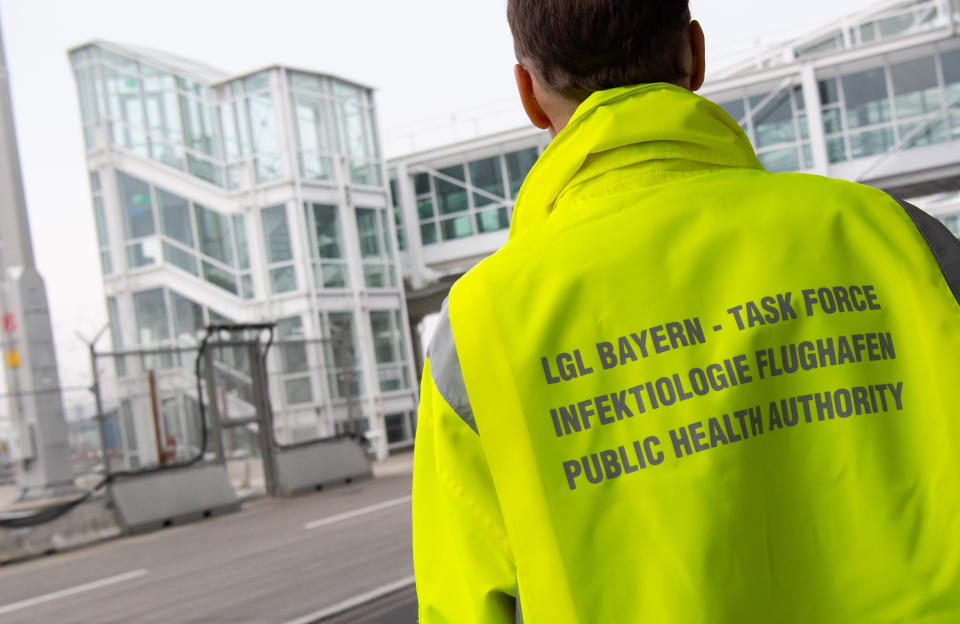 Ein Mitarbeiter der "Task-Force Infektiologie" am Flughafen München (Bild: Sven Hoppe/dpa)