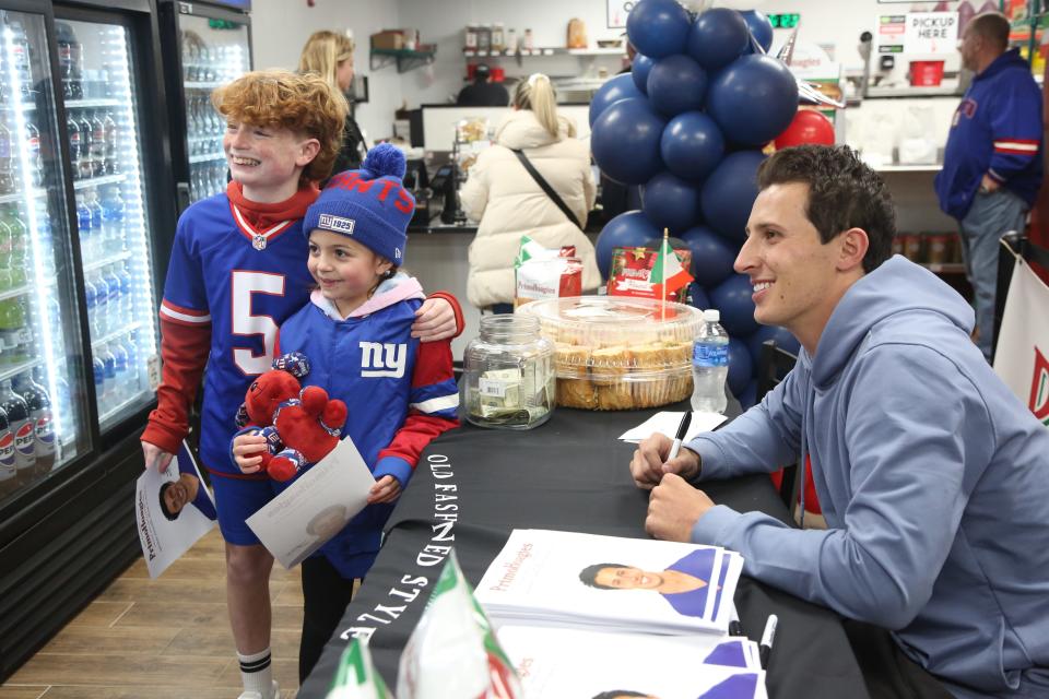 Wayne, NJ Ñ November 28, 2023 Ñ Brady 5 and Delaney 7 Hackett of Wayne with Tommy DeVito. Fans lined up to see New York Giants quarterback and Don Bosco Prep alum, Tommy DeVito sign autographs at PrimoHoagies in Wayne, NJ on November 28, 2023.