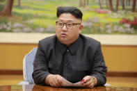 <p><span><span>朝鮮領導人金正日在2017年9月4日由朝鮮中央通訊社（KCNA）發布的這張未註明日期的照片中舉行會議。</span></span> </p>