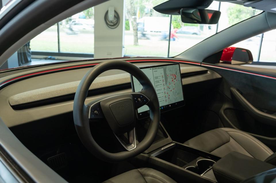 全車環繞式 256 色氣氛燈提供包覆性極佳的座艙感受，更有包括 15.4 吋高解析度中央觸控螢幕、前排通風加熱座椅、後排加熱座椅、最高達 17 組揚聲器的沉浸式音響系統，以及後排 8 吋觸控螢幕，搭配不斷透過 OTA 遠端軟體更新擴充的娛樂影音系統，讓駕駛與乘客皆能自在舒適地享受 Model 3 如移動劇院般的沉浸式體驗。