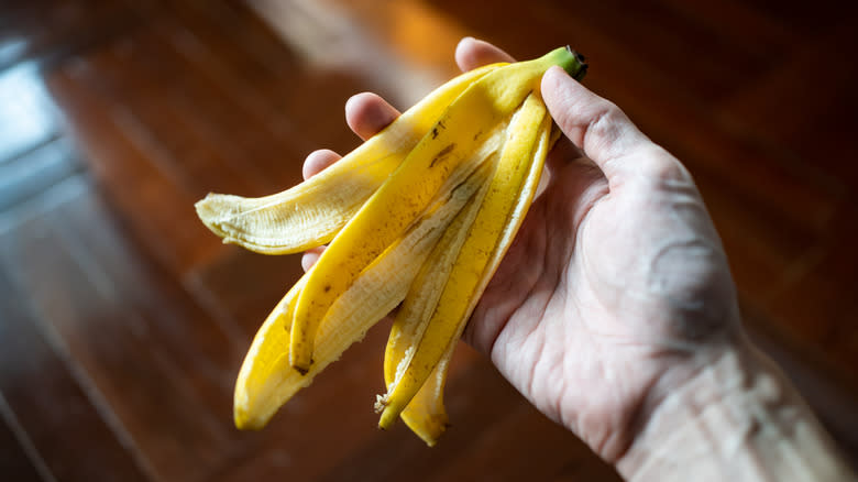 Hand holding a banana peel 