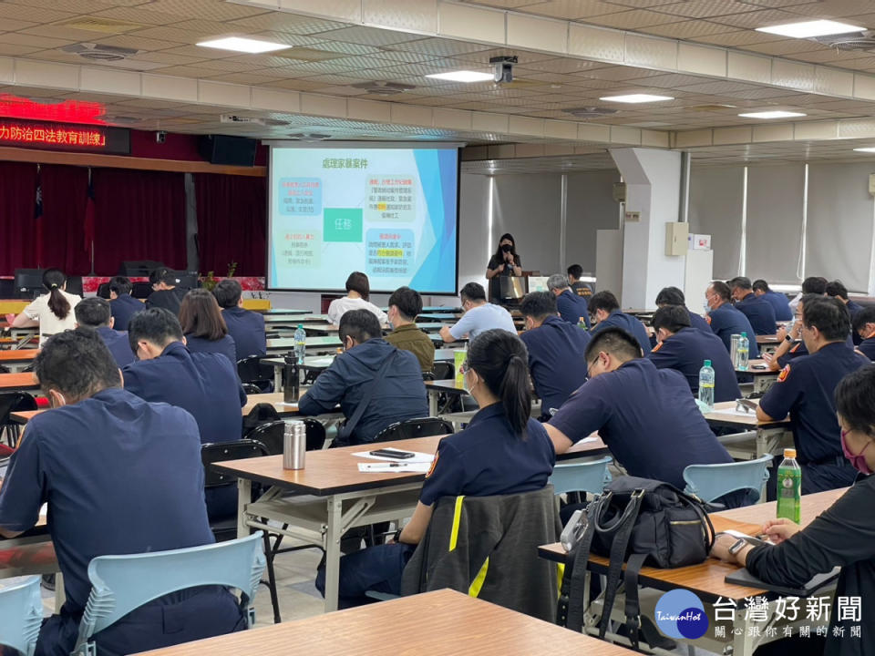 婦幼警察隊，在婦幼保護的領域從未缺席，持續與市府網絡團隊攜手，為市民共同撐起婦幼保護傘。