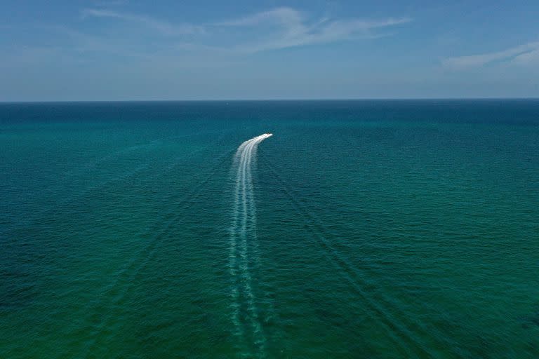 En una vista aérea, un bote navega hacia el Océano Atlántico el 11 de julio de 2023 en Miami, Florida. Las temperaturas de la superficie del océano en partes de Florida son de 92 a 96 grados Fahrenheit, el agua más cálida del océano costero amenaza los arrecifes de coral de Florida