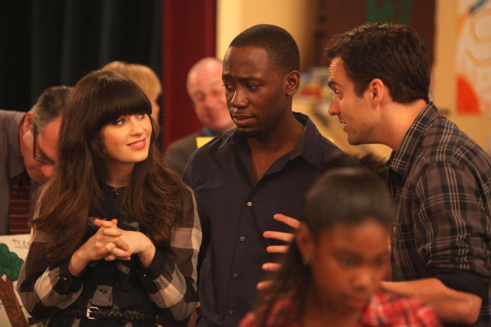 Los Angeles, USA. Zooey Deschanel , Lamorne Morris and Jake M. Johnson in ©Fox Network new TV series: New Girl ( 2011 ). The show stars Zooey Deschanel as Jessica Day, a well-liked, bubbly, and adorable woman in her late 20s who is trying to get over her surprise breakup with her model boyfriend. She eventually finds a new place to stay when she moves in with three single guys: Nick, a bartender; Schmidt, a professional and modern-day casanova; and Coach, a former athlete turned trainer. Rounding out this unlikely bunch is Jessica's street-smart model friend Cece. Together, this group of frien