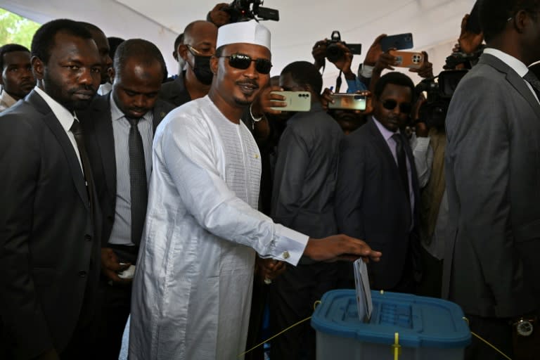 Le président de transition du Tchad, et candidat à l'élection présidentielle, Mahamat Idriss Deby Itno, vote pour cette élection, à N'Djamena, le 6 mai 2024 (Issouf SANOGO)