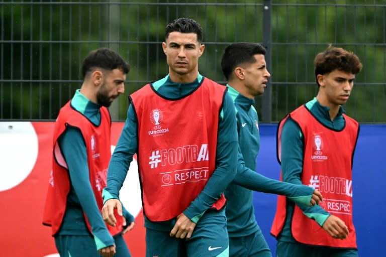 Cristiano Ronaldo (segundo por la izquierda) durante el entrenamiento previo al partido de cuartos de final de la Eurocopa contra Francia, en el campo base de Portugal en Harsewinkel (Alemania), el 4 de julio de 2024 (PATRICIA DE MELO MOREIRA)