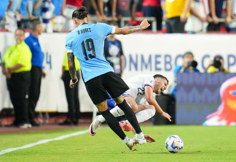 Foto del lunes del jugador de EEUU Joe Scally (22) recibiendo una falta del delantero de Uruguay Darwin Nunez (19)