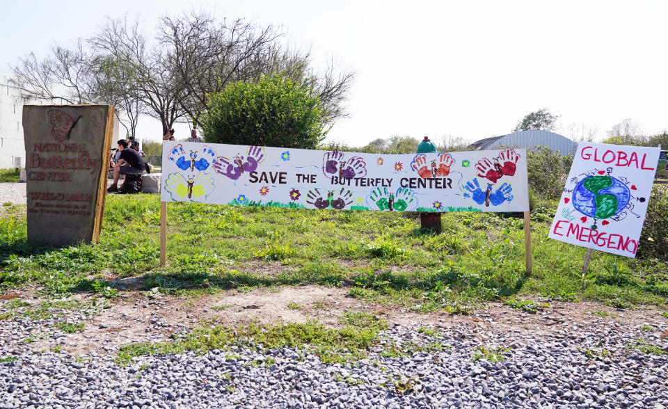 Una manta colocada en 2019 en apoyo del Centro Nacional de Mariposas en Mission, Texas, (Reuters)