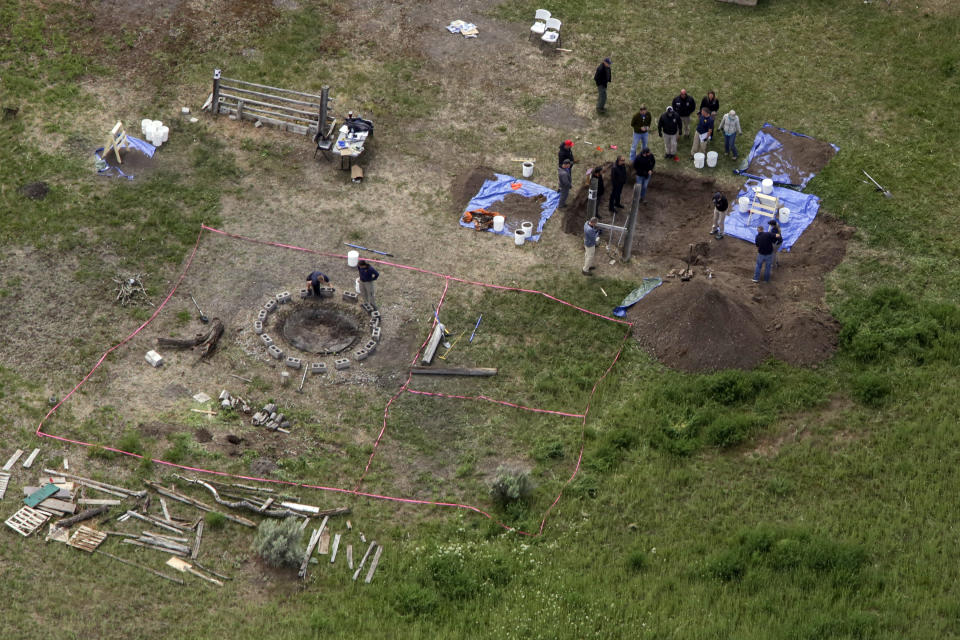 Archivo - Fotografía aérea de la zona donde los investigadores buscan restos humanos en la residencia de Chad Daybell en Salem, Idaho, el 9 de junio de 2020. Lori Vallow Daybell, esposa de Chad Daybell y quien es acusada de asesinar a sus dos hijos, será juzgada en Idaho a partir del lunes 3 de abril de 2023, un juicio que podría revelar nuevos detalles sobre el extraño caso centrado en el día del juicio final. (John Roark/The Idaho Post-Register vía AP, Archivo)