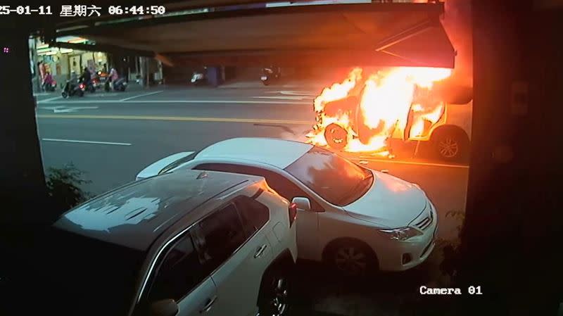 台中太平區發生驚悚車禍，機車遭休旅車碰撞後卡在車底被拖行20多公尺遠，導致車輛起火燒成火球。（圖／民眾提供）