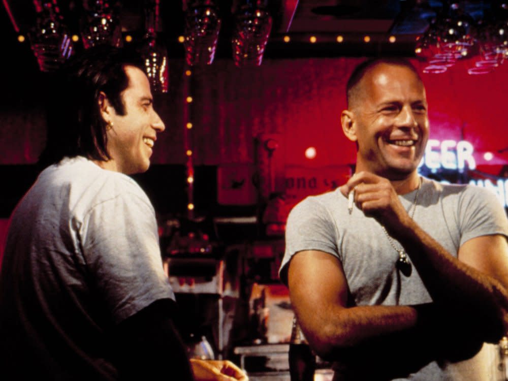 John Travolta (l.) und Bruce Willis am Set von "Pulp Fiction". (Bild: imago/Everett Collection)