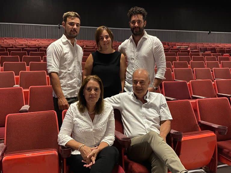 Las mil butacas del teatro Paradiso y sus gestores: el matrimonio compuesto por María Inés Di Menza y Miguel Ángel Martín, junto a sus hijos Lucas, Ana y Tomás