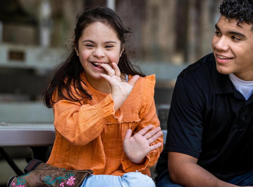 Angelina López con su hermano Nicolás López. Nació con síndrome de Down grave y recientemente le diagnosticaron autismo. Su actividad favorita: montar a caballo en HAPPI Farm en Davie.